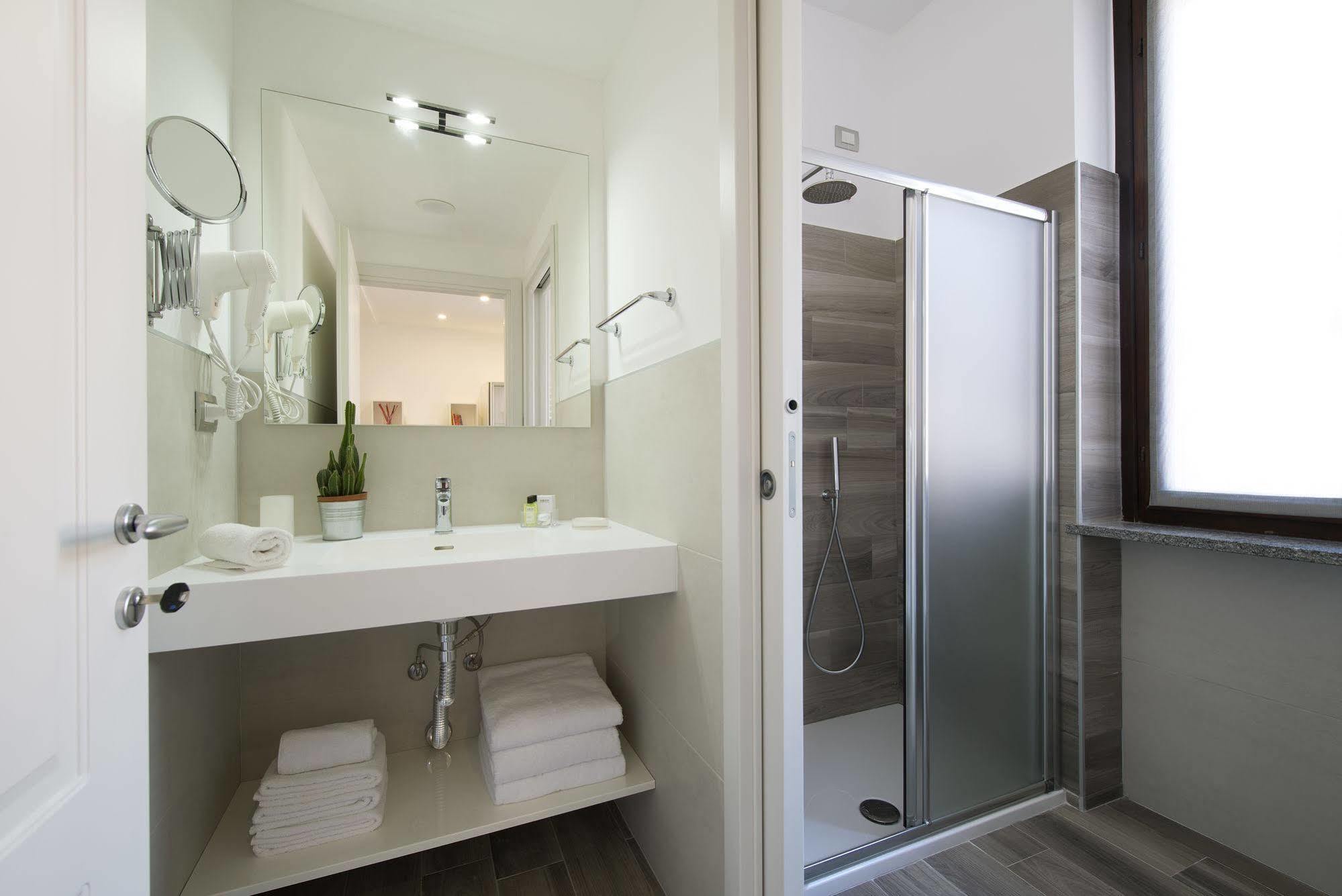Monza City Rooms & Studios Bagian luar foto
