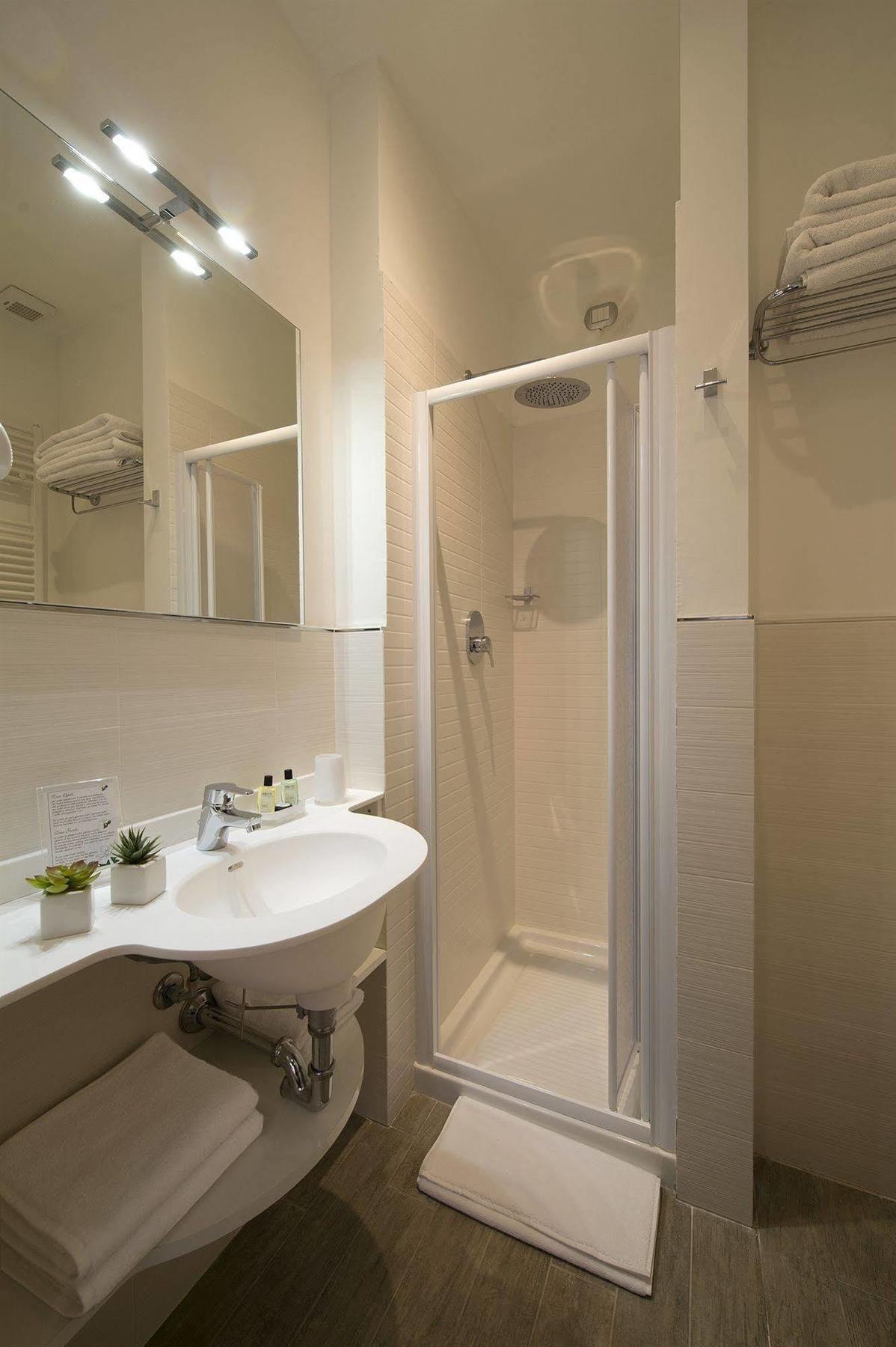 Monza City Rooms & Studios Bagian luar foto