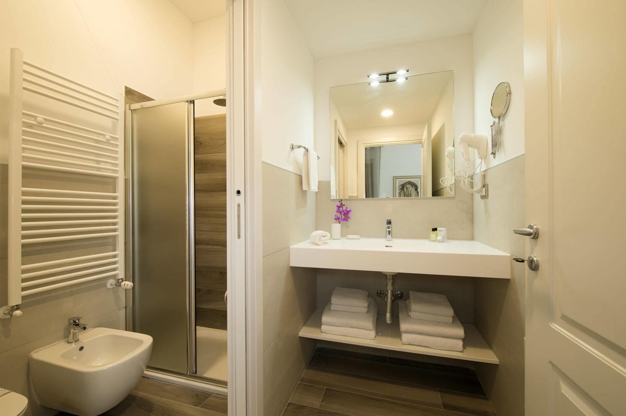 Monza City Rooms & Studios Bagian luar foto