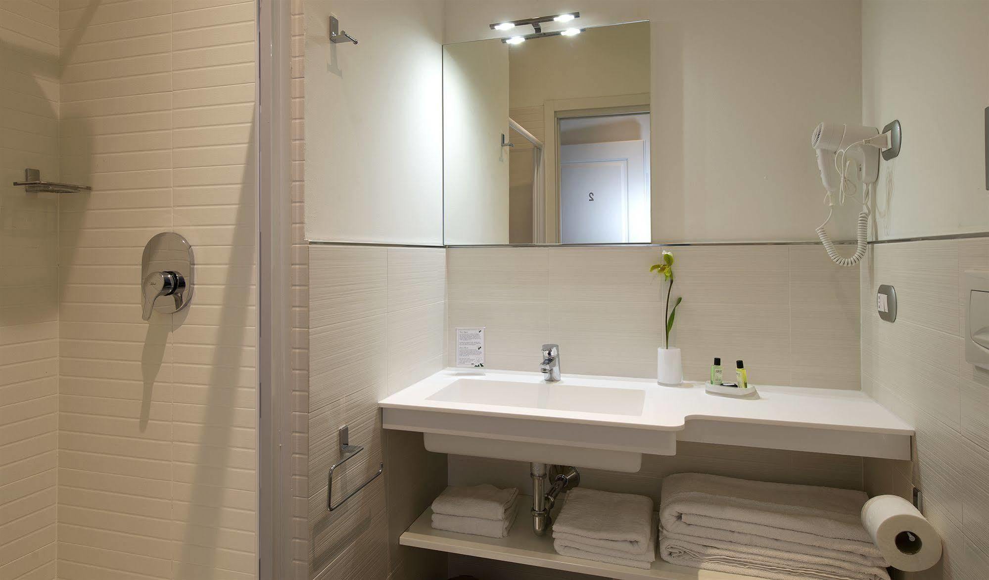 Monza City Rooms & Studios Bagian luar foto